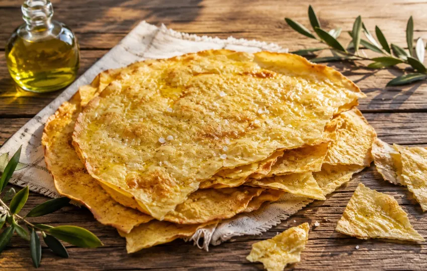 Pane Guttiau mit Olivenöl und Salz als knusprige sardische Brotspezialität